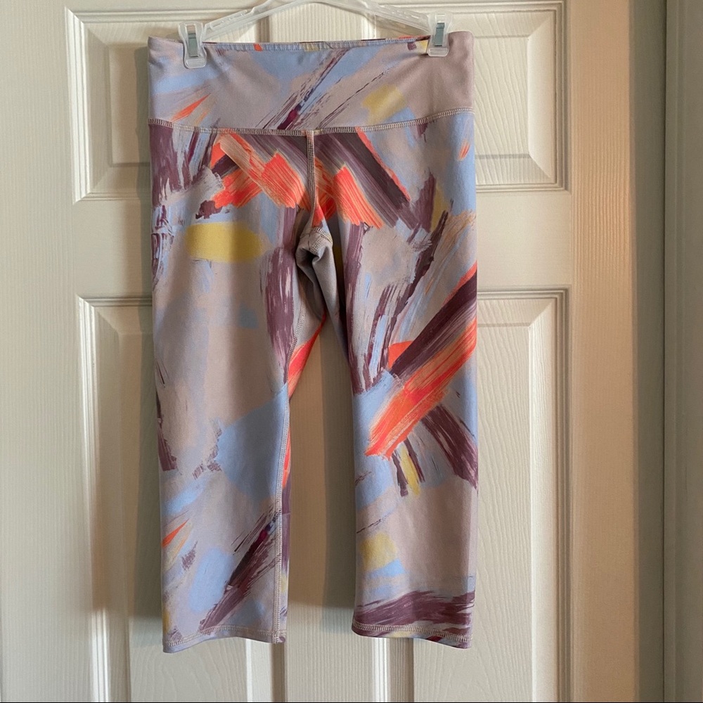Alo Yoga Airbrush Capri Leggings.